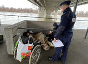 Policjanci w trosce o bezdomnych kontrolują miejsca, w których przebywają w czasie mrozów