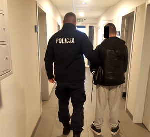 Policjant z zatrzymanym mężczyzną