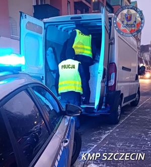 Policjanci podczas kontroli pojazdu