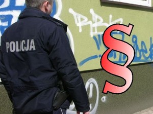 Umundurowany Policjant na tle graffiti  na elewacji bloku