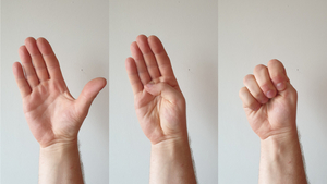 Zdjęcie pokazujące zbliżenie dłoni - sygnał proszę o pomoc