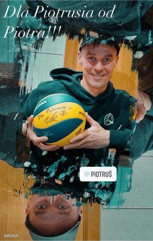 Kolaż zdjęcia Piotra Żyły trzymającego w rękach piłkę i napis &quot;Dla Piotrusia od Piotra&quot;
