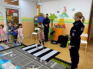 Odwiedziny śródmiejskich policjantów w przedszkolu Iguś w Łochowicach