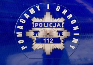 Logo i motto policji na drzwiach radiowozu