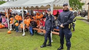 Dwójka policjantów na Marszu Godności Osób z Niepełnosprawnością Intelektualną.