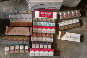 Kartony papierosów leżące na posadzce