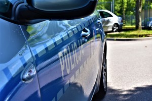 Napis Policja na oznakowanym radiowozie