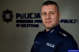 Zdjęcie portretowe policjanta w mundurze