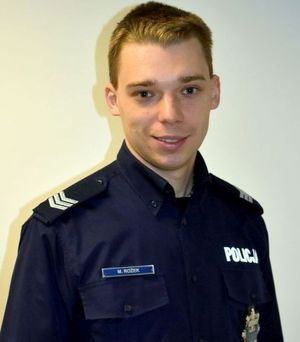 Zdjęcie młodego uśmiechniętego policjanta