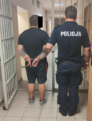 Policjant z zatrzymanym mężczyzną