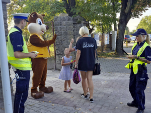 Policjanci przed wejściem do parku