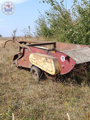 zdjęcie kopaczki do ziemniaków stojącej w ugorze