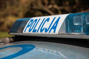 Napis Policja na galeryjce radiowozu