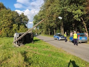 Policjanci zabezpieczający miejsce wypadku drogowego