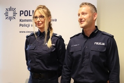 W pomieszczeniu umundurowany policjant i policjantka