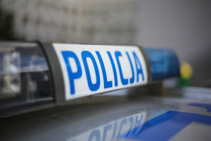 Napis &quot;Policja&quot; na galeryjce radiowozu