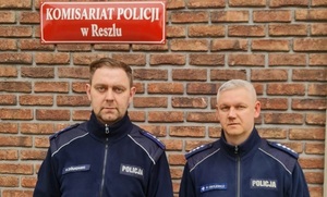 Dzielnicowi asp. szt. Paweł Obolewicz oraz asp. Paweł Ziółkowski z Komisariatu Policji w Reszlu