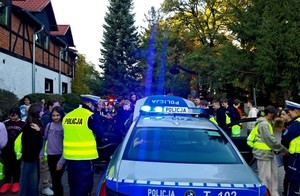 Policjanci na Zielonej Szkole dla młodzieży z terenów dotkniętych skutkami powodzi