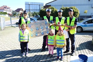 Policjanci odwiedzający dzieci w przedszkolu