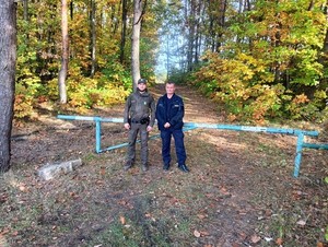 Umundurowany Policjant i Strażnik Leśny w tle las