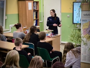 W pomieszczeniu policjantka podczas spotkania z dziećmi i młodzieżą