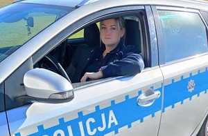 Policjantka mł. asp. Angelika Wojnowska-Jarek siedząca w oznakowanym radiowozie