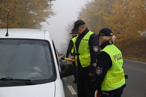 Policjanci podczas kontroli pojazdu