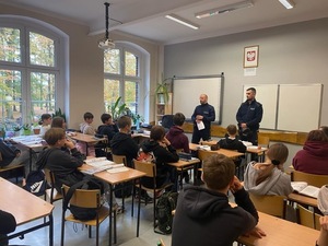 W pomieszczeniu policjanci prowadzą rozmowę z młodzieżą