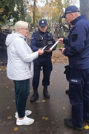 Policjanci kontrolują rejony cmentarzy.