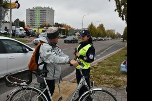 Policjantka przekazuje odblaski