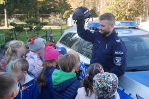 Dzielnicowy na spotkaniu z dziećmi