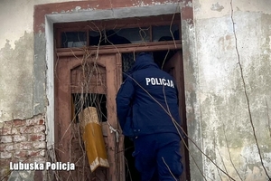 Policjant wchodzący do pustostanu