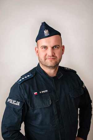 Policjant w średnim wieku pozujący do zdjęcia