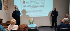 Dwaj policjanci podczas prelekcji w sali wykładowej