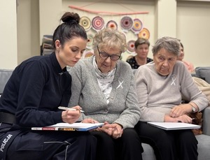 Policjantka na spotkaniu z seniorami
