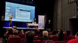 debata społeczna z udziałem policjantów w Lubartowie