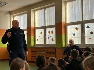 Dzielnicowy na spotkaniu z uczniami