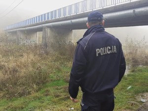 Umundurowany policjant w tle most