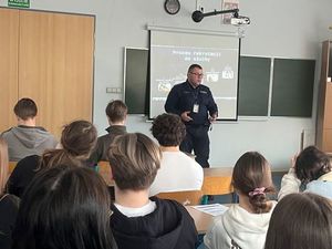 Policjant na spotkaniu z młodzieżą