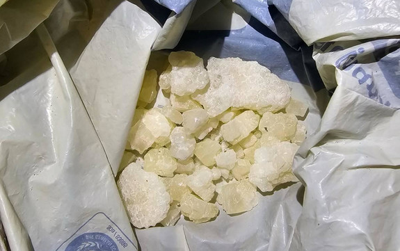 Foliowa torba z zawartością kremowych bryłek