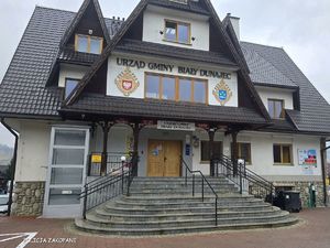 Budynek Urzędu Gminy w Białym Dunajcu - jasna elewacja, ciemny spadzisty dach