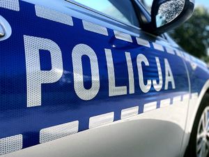 Bok radiowozu z logiem policji