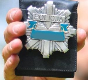 Odznaka policyjna na tle skórzanego etui