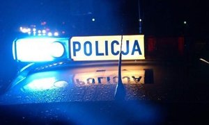 Dach radiowozu z tzw. galeryjką w scenerii nocnej