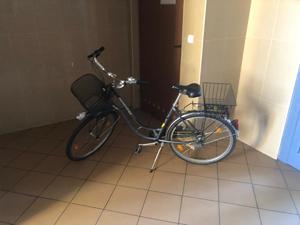 Rower typu damka w korytarzu bloku