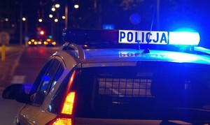 Dach radiowozu z włączoną galeryjka i lampami błyskowymi w scenerii nocnej