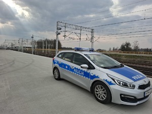Radiowóz na rampie kolejowej