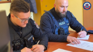 Zdjęcie dwóch policjantów przy stole konferencyjnym