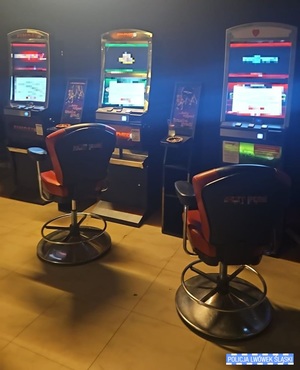 Wnętrze salonu gier z automatami