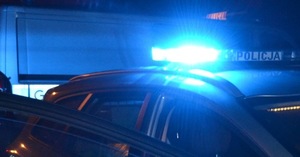 Dach radiowozu z włączoną galeryjką w scenerii nocnej